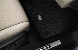 Комплект ковриков класса люкс — цвет Ebony, для автомобилей начиная с 2020 МГ image